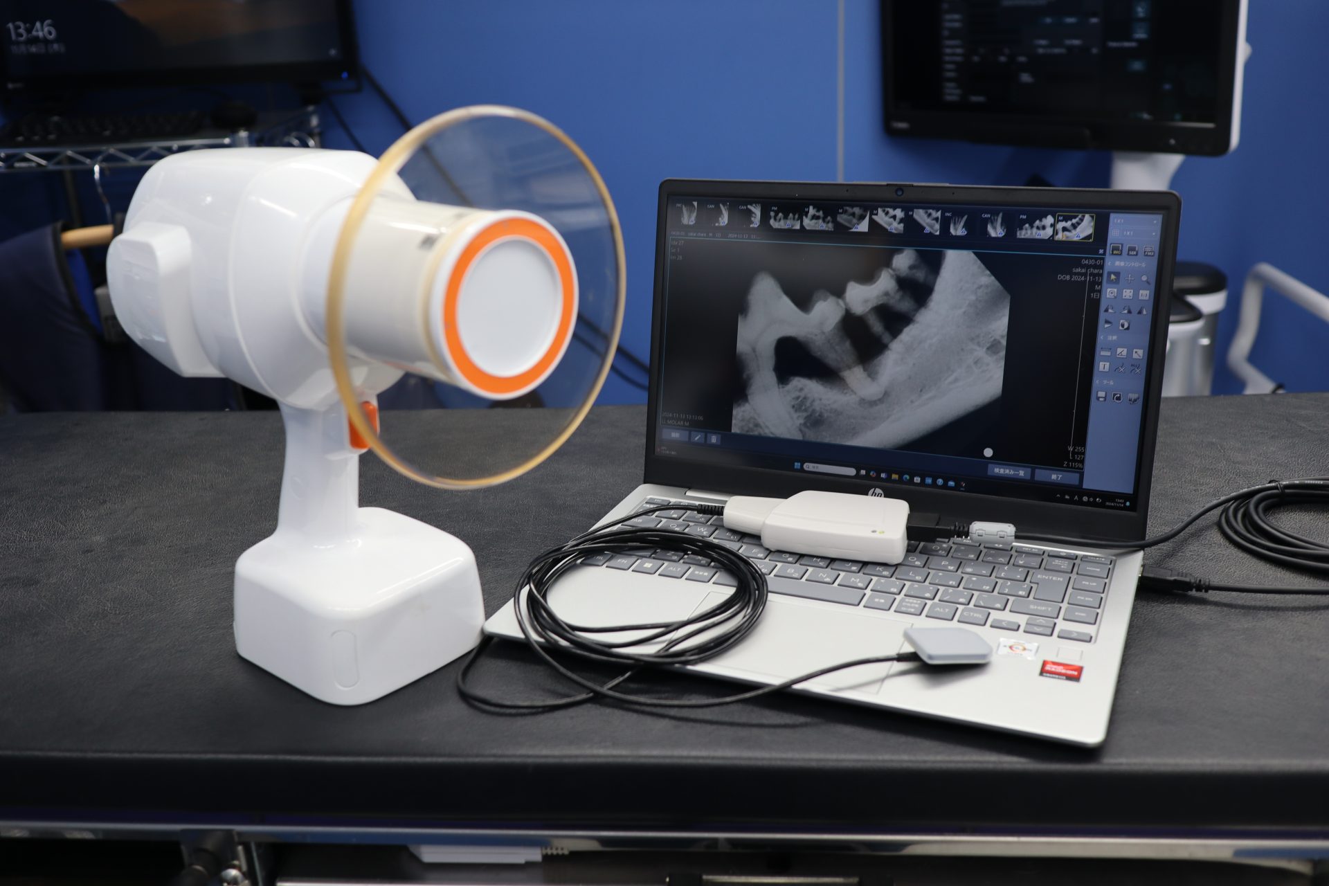 歯科用レントゲンとセンター、PCの写真。